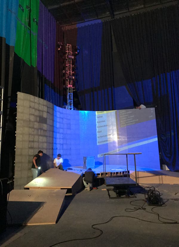 Diseño y fabricación de escenarios para eventos en CDMX, Fabricantes de escenarios personalizados en CDMX, Empresas que hacen escenarios para eventos en Ciudad de México, Escenarios profesionales para eventos empresariales, Escenarios para conferencias y presentaciones ejecutivas, Diseño de escenarios para lanzamientos de productos, Fabricación de escenarios para eventos empresariales en CDMX, Escenarios para bodas y fiestas privadas en CDMX.