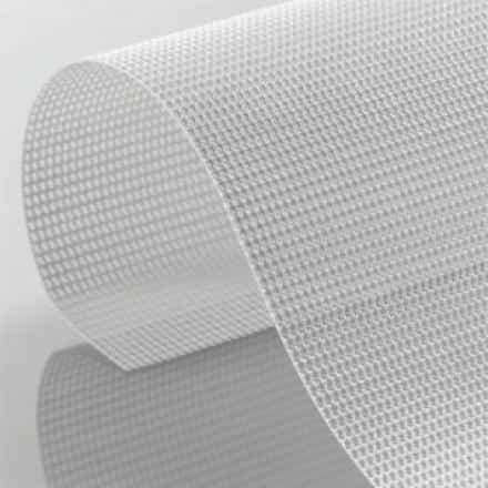 Material de impresión flexible y resistente, diseñado específicamente para aplicaciones exteriores donde se necesita resistencia al viento. Su estructura perforada permite que el aire pase a través de ella, reduciendo la tensión causada por el viento y evitando que se desgarre fácilmente. Es ideal para anuncios publicitarios de gran formato como espectaculares, banners en fachadas de edificios, escenarios y cercas. A pesar de sus perforaciones, conserva una excelente calidad de impresión y visibilidad. Además, su ligereza facilita su instalación y transporte, haciéndola una opción popular para campañas publicitarias en exteriores