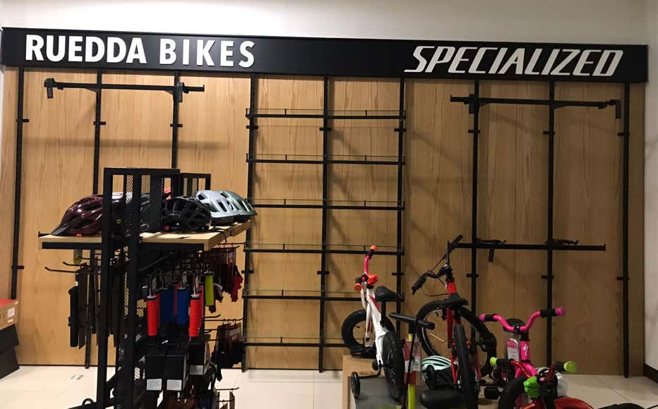 Agencias de diseño de mobiliario comercial en CDMX, Exhibidores y mobiliario para retail en Ciudad de México, Fabricación de paredes para puntos de venta CDMX, Mobiliario personalizado para tiendas CDMX.