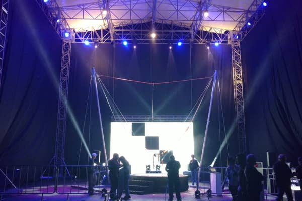 Diseño de escenarios para eventos de lujo, Fabricación de pistas de baile y escenarios temáticos, Escenarios para conciertos pequeños y medianos en CDMX, Fabricación de estructuras para eventos masivos, Escenarios con iluminación y audio integrado para shows, Escenarios modulares para eventos en CDMX, Escenarios desmontables y portátiles para eventos corporativos, Escenarios con tecnología LED y pantallas integradas, Diseño de escenarios temáticos y personalizados.