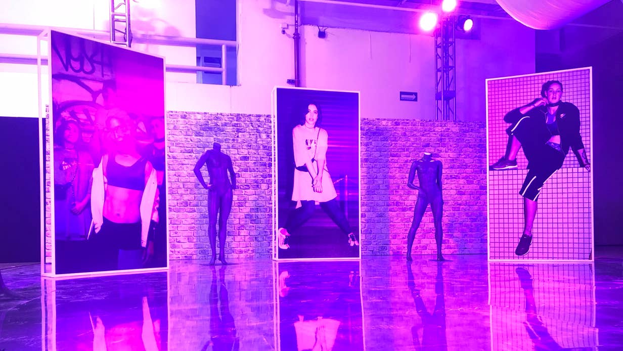 Fabricación de mamparas con vinil para imagen de marca CDMX, Diseño y producción de mamparas publicitarias en CDMX, Empresas de impresión de vinil y estructuras para eventos CDMX, Mamparas personalizadas para instalaciones de marca en Ciudad de México, Diseño de estructuras y viniles publicitarios en CDMX.