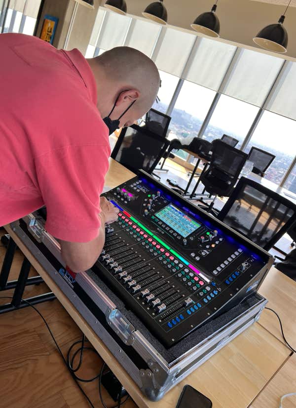 Renta de consolas de audio e iluminación en CDMX, Proveedores de consolas de audio profesional CDMX, Consolas de iluminación en renta CDMX, Renta de consolas de mezcla para eventos CDMX, Equipo de audio e iluminación para eventos en CDMX