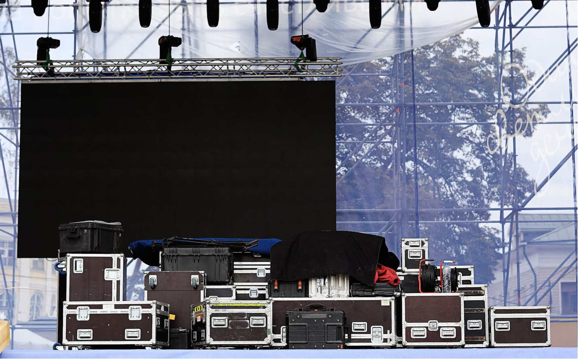 Pantallas LED de alta resolución para escenarios, Renta de pantallas LED P3, P4 o P5 para eventos, Pantallas modulares para escenarios grandes, Renta de pantallas de proyección trasera para escenarios, Pantallas de video wall para eventos en vivo, Pantallas LED para conciertos, Pantallas para eventos corporativos, Pantallas de gran formato para exposiciones, Pantallas para bodas y eventos sociales, Pantallas de escenario para presentaciones multimedia.