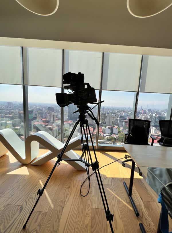 Renta de templetes con backwalls CDMX, Backdrops para eventos corporativos, Templetes y estructuras modulares con fondo, Renta de estructuras para fotografía y branding, Proveedores de fondos impresos para eventos en CDMX. Renta de equipo de producción para fotografía en CDMX, Equipo profesional de fotografía para eventos corporativos. Equipo profesional de fotografía para campañas comerciales en cdmx.