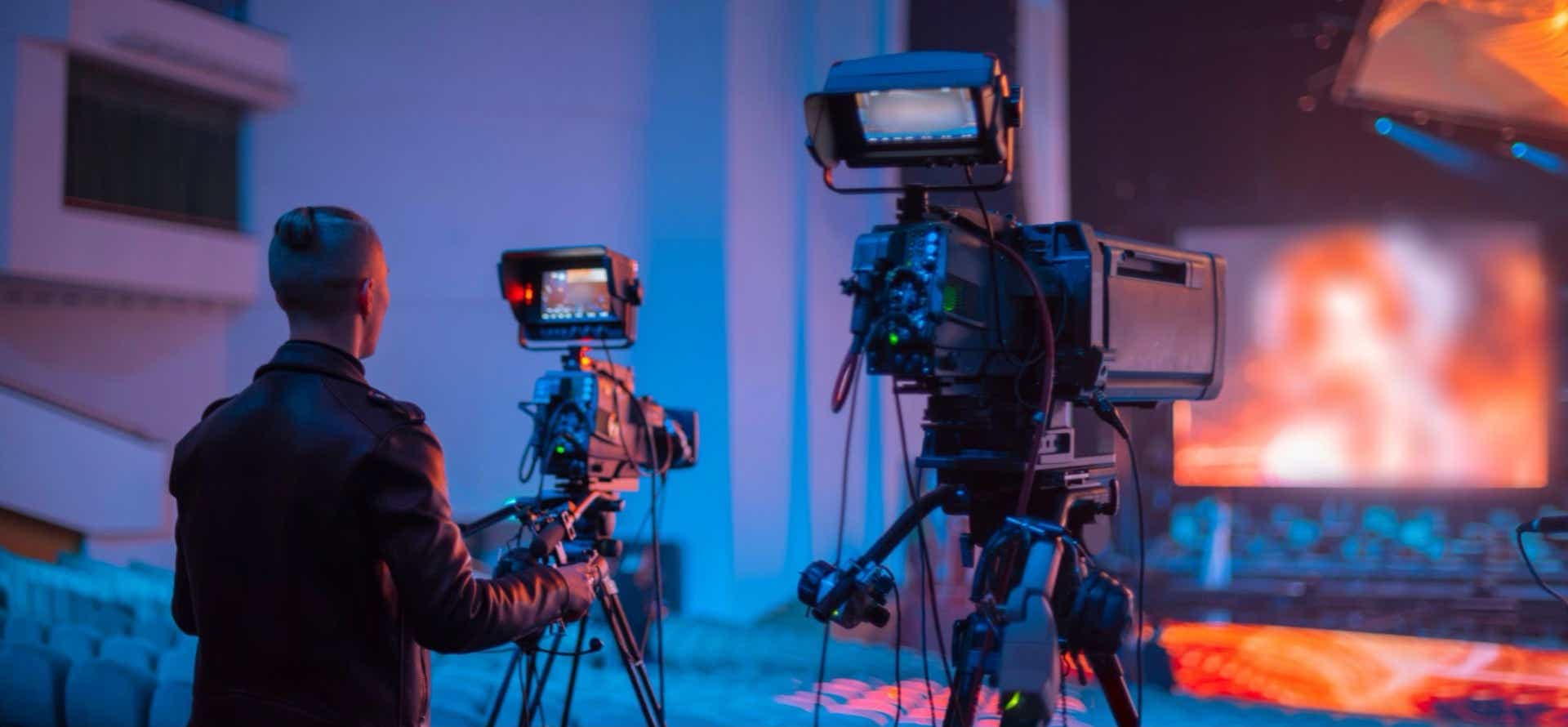 Renta de teleprompters y sistemas de transmisión en vivo en CDMX, Equipo profesional de iluminación y audio para eventos en CDMX, Renta de cámaras para circuito cerrado CCTV en CDMX, Sistemas de transmisión en vivo con cámaras y consolas en CDMX, Renta de teleprompters para conferencias y eventos en CDMX, Micrófonos y sistemas de microfonía inalámbrica en renta CDMX, Iluminación profesional para transmisiones en vivo en CDMX, Plataformas para streaming en vivo para eventos CDMX.