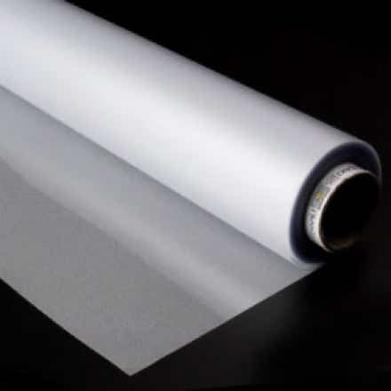 Material adhesivo sin pegamento que se adhiere a superficies lisas y no porosas, como vidrio, acrílico o metal, mediante electricidad estática. Es reutilizable, fácil de instalar y remover, lo que lo convierte en una opción ideal para aplicaciones temporales o de corta duración. Este vinil es ampliamente utilizado para promociones, decoraciones, señalización y publicidad en ventanas, vitrinas y puertas de cristal. Está disponible en acabados transparente o opaco, ofreciendo versatilidad para diseños personalizados con excelente calidad de impresión y visibilidad.