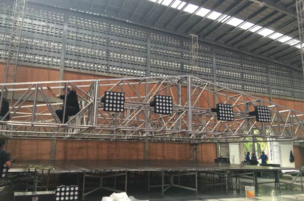 Trusses y MKS para conciertos en CDMX, Estructuras de trusses para exposiciones y ferias, Renta de trusses para eventos corporativos en CDMX, Estructuras de aluminio para producción de eventos, Renta de trusses y MKS para escenarios al aire libre CDMX.