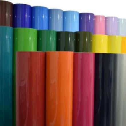 Material especialmente diseñado para personalizar prendas y tejidos mediante la transferencia de calor. Este vinil tiene una capa adhesiva activada por calor que permite fijar diseños, textos o gráficos sobre textiles como algodón, poliéster, mezclas y más. Es ampliamente utilizado en la producción de camisetas personalizadas, uniformes, bolsas y ropa deportiva. Disponible en una variedad de colores, acabados (mate, brillante, metálico, glitter, etc.) y texturas, el vinil textil es fácil de cortar, pelar y aplicar con una plancha térmica o prensa de calor. Ofrece alta durabilidad, resistencia al lavado y una apariencia profesional, lo que lo convierte en una opción ideal para proyectos creativos y comerciales.