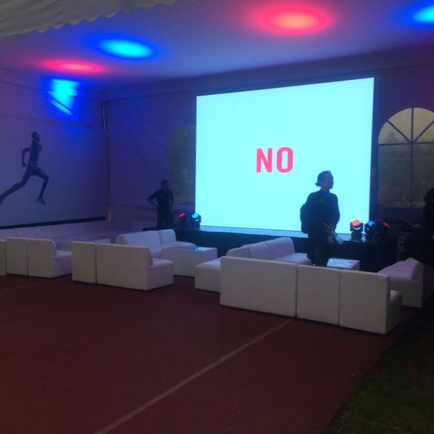 Evento estratégico diseñado para introducir una nueva marca, línea de productos o servicio al mercado, generando interés, emoción y reconocimiento en el público objetivo. Este tipo de evento combina elementos visuales, narrativos y experienciales para comunicar los valores, beneficios y características únicas de la oferta presentada. Una presentación bien ejecutada no solo informa, sino que también emociona e inspira, asegurando un impacto positivo y duradero en el público.