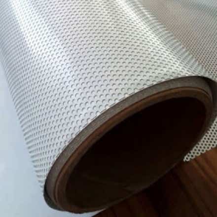 Material adhesivo diseñado con pequeñas perforaciones que permiten la visibilidad unidireccional: se puede ver hacia afuera desde el interior, mientras que desde el exterior se observa la impresión gráfica. Es ampliamente utilizado en aplicaciones publicitarias sobre superficies de vidrio, como ventanas de vehículos, escaparates y fachadas. Gracias a su diseño perforado, permite el paso de la luz natural, reduciendo la opacidad en interiores sin comprometer la calidad de la impresión.