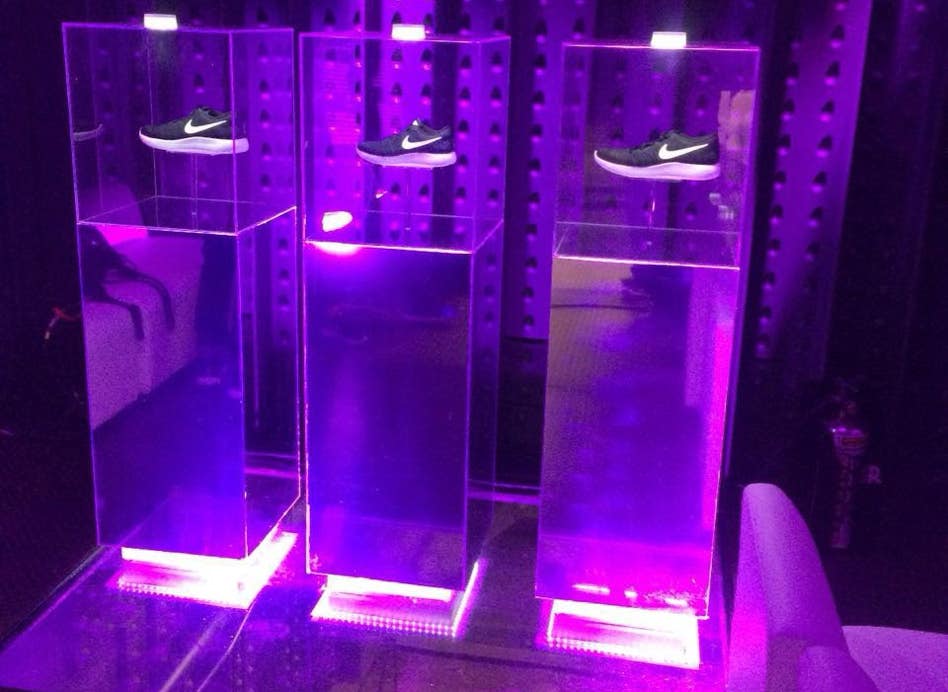 Diseño y fabricación de tótems publicitarios en CDMX, Tótems publicitarios personalizados en Ciudad de México, Fabricación de estructuras publicitarias tipo tótem en CDMX, Empresas de publicidad exterior que fabriquen tótems en CDMX, Tótems de acrílico y metal para publicidad CDMX