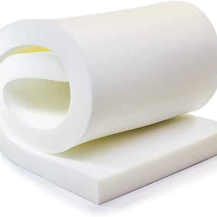 técnica que permite imprimir diseños de alta calidad directamente sobre paneles de foamboard (cartón pluma) utilizando tecnología de curado ultravioleta. Este método es ideal para crear gráficos vibrantes, detallados y duraderos en un material liviano y versátil, ampliamente utilizado en publicidad, exposiciones y decoración.La impresión UV en foamboard combina calidad, versatilidad y eficiencia, siendo una solución ideal para proyectos visuales que requieren acabados impactantes y duraderos.